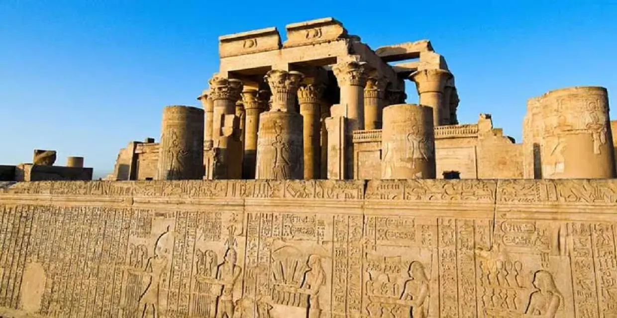 Private Transfer from Luxor to Aswan with Stops at Edfu & Kom Ombo Temples